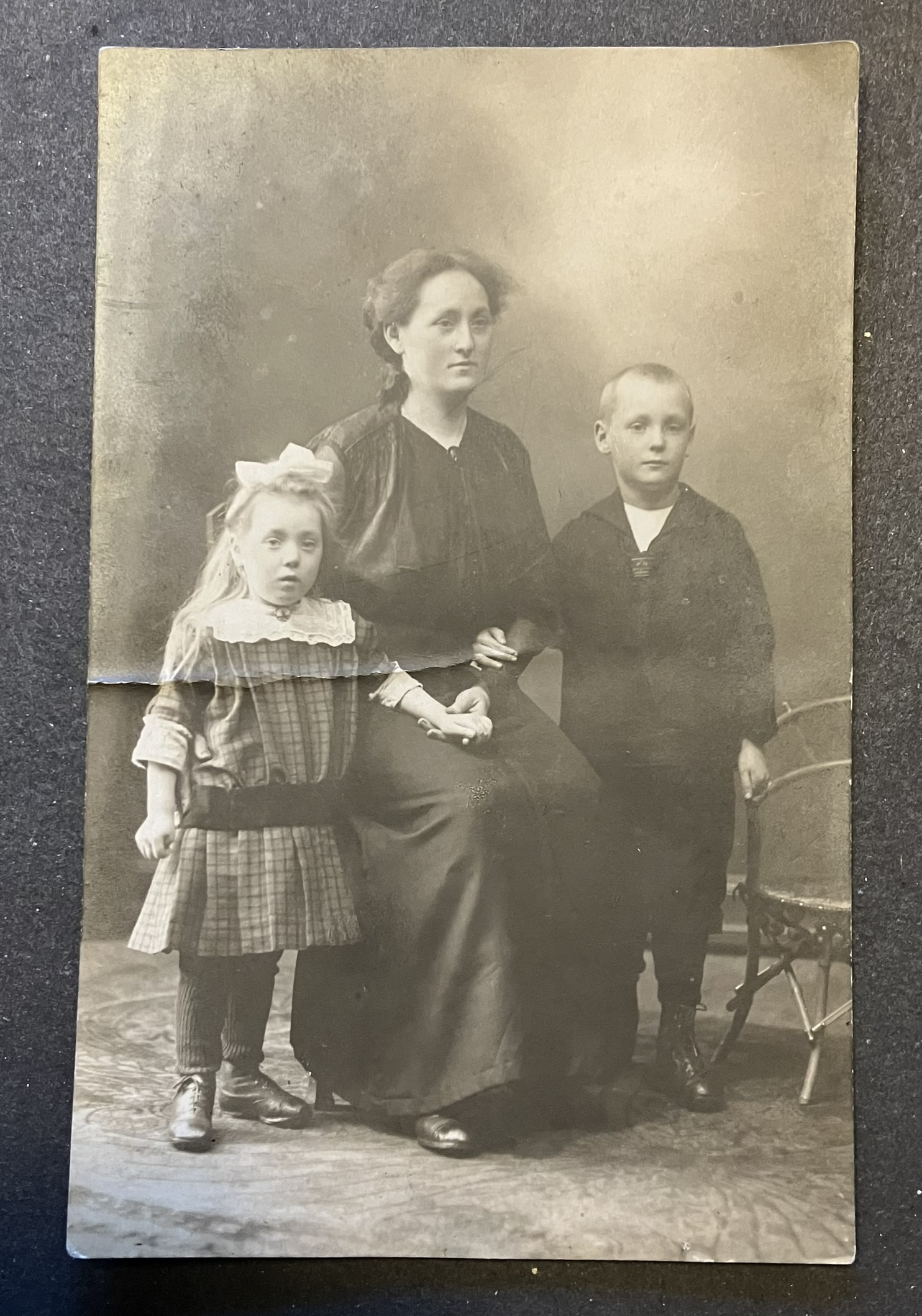 Ludwig Breining als Kind mit seiner Mutter und Schwester Lotte, um 1918