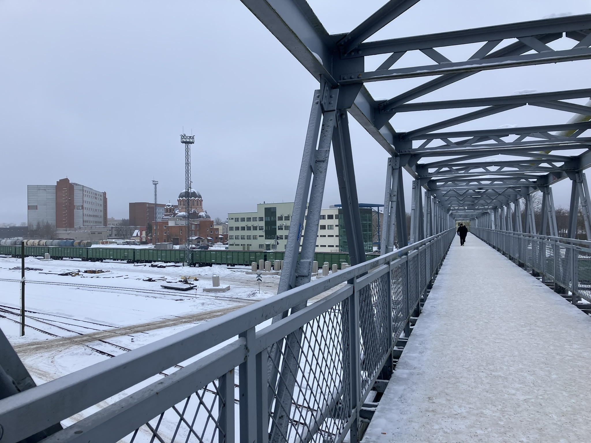 Fußgängerbrücke über dem Bahnhof Narva