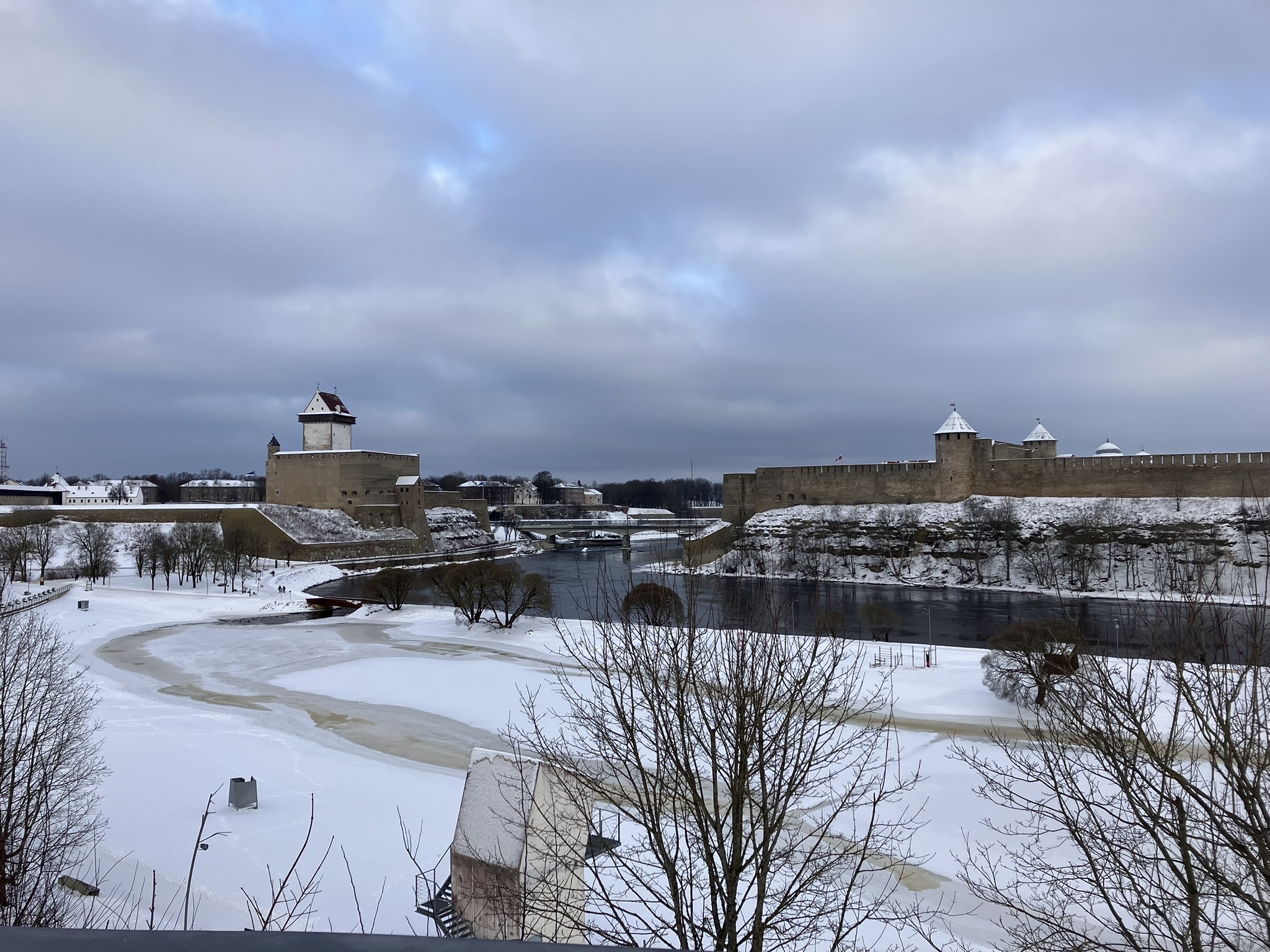Die zwei Festungen — Narva und Ivangorod — getrennt durch den Fluss
